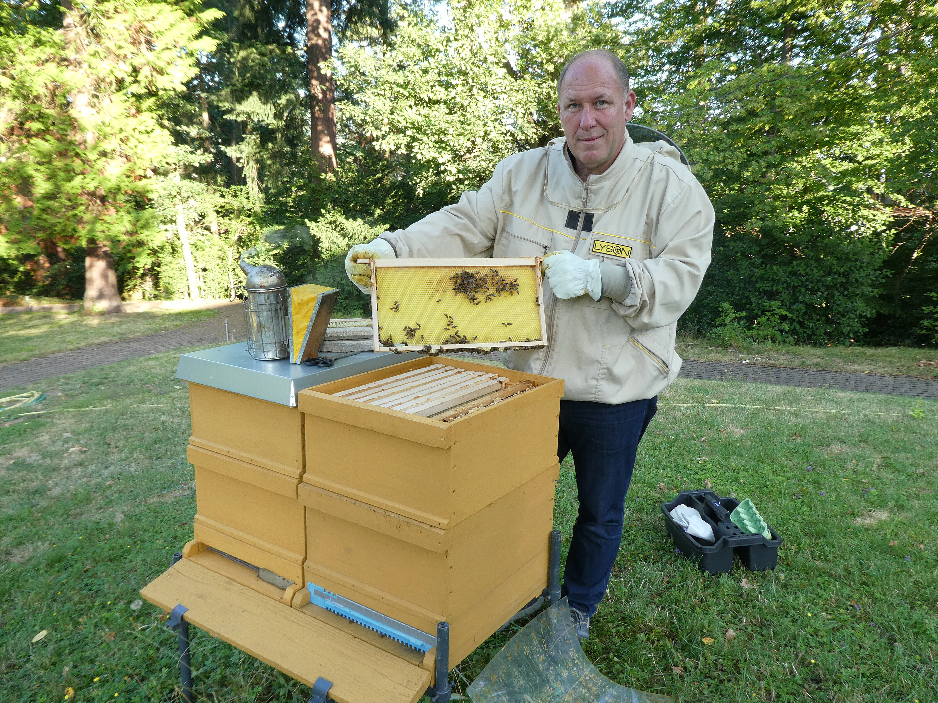 Imker Thomas Hätty an den beiden Bienenstöcken des KWA Parkstifts Hahnhof.