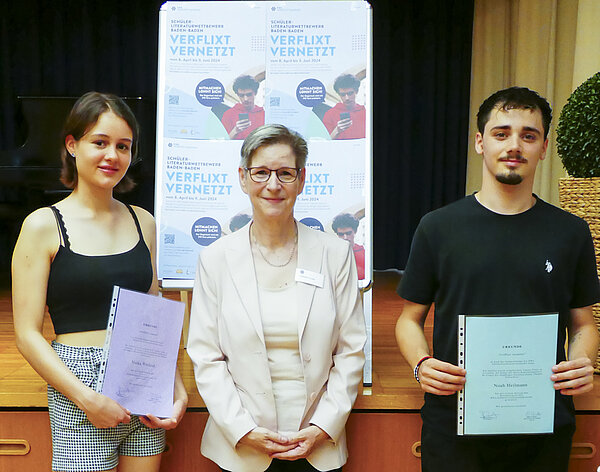 Stiftsdirektorin Gabriele Grader überreichte die Preise an Maika Wieland (1. Platz) und Noah Heilmann (Sonderpreis der Bewohner).