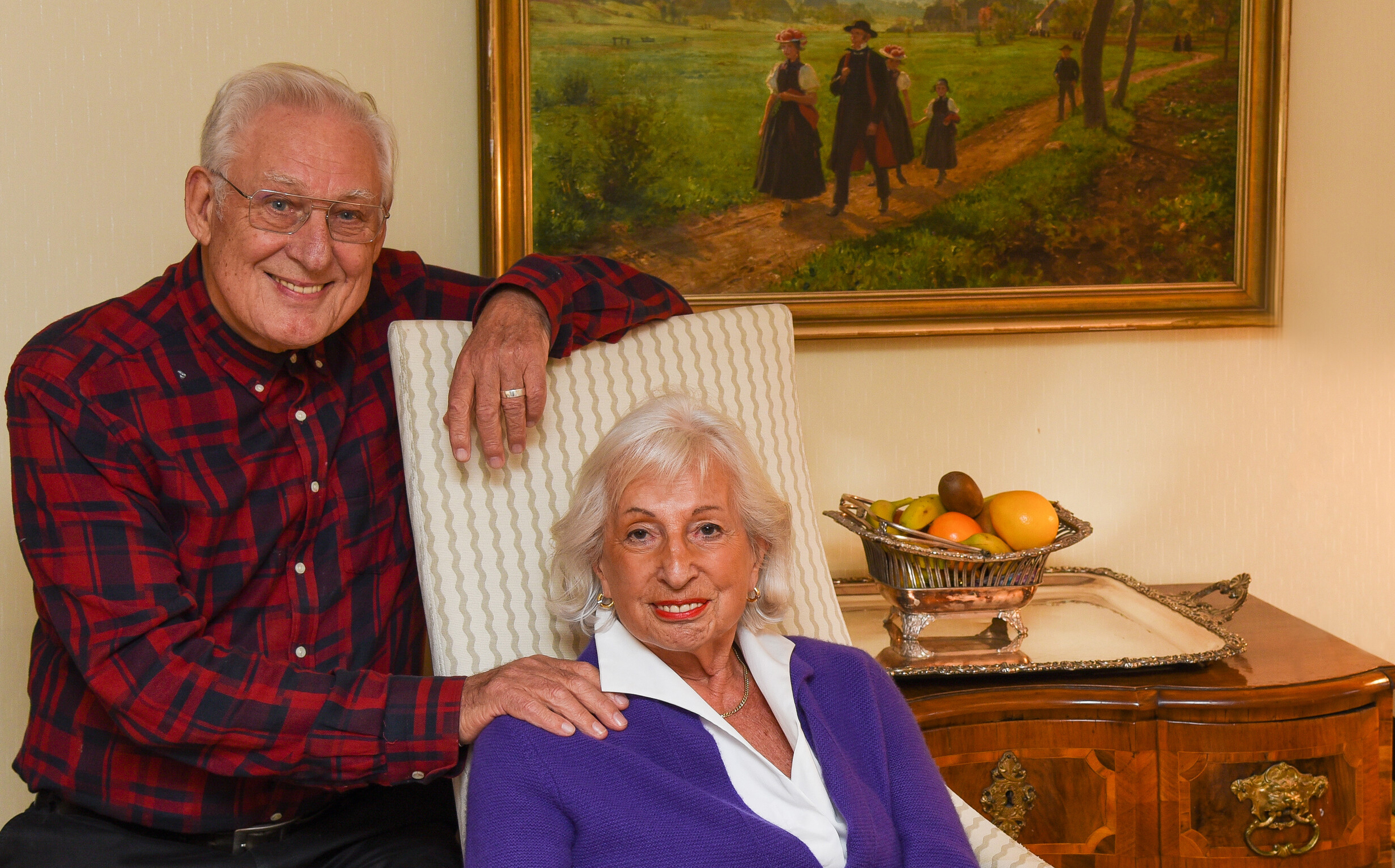 Susanne Rössler und Klaus Schäfer in ihrem Wohnzimmer im KWA Parkstift Hahnhof in Baden-Baden. - Foto: Janusch Cieminski