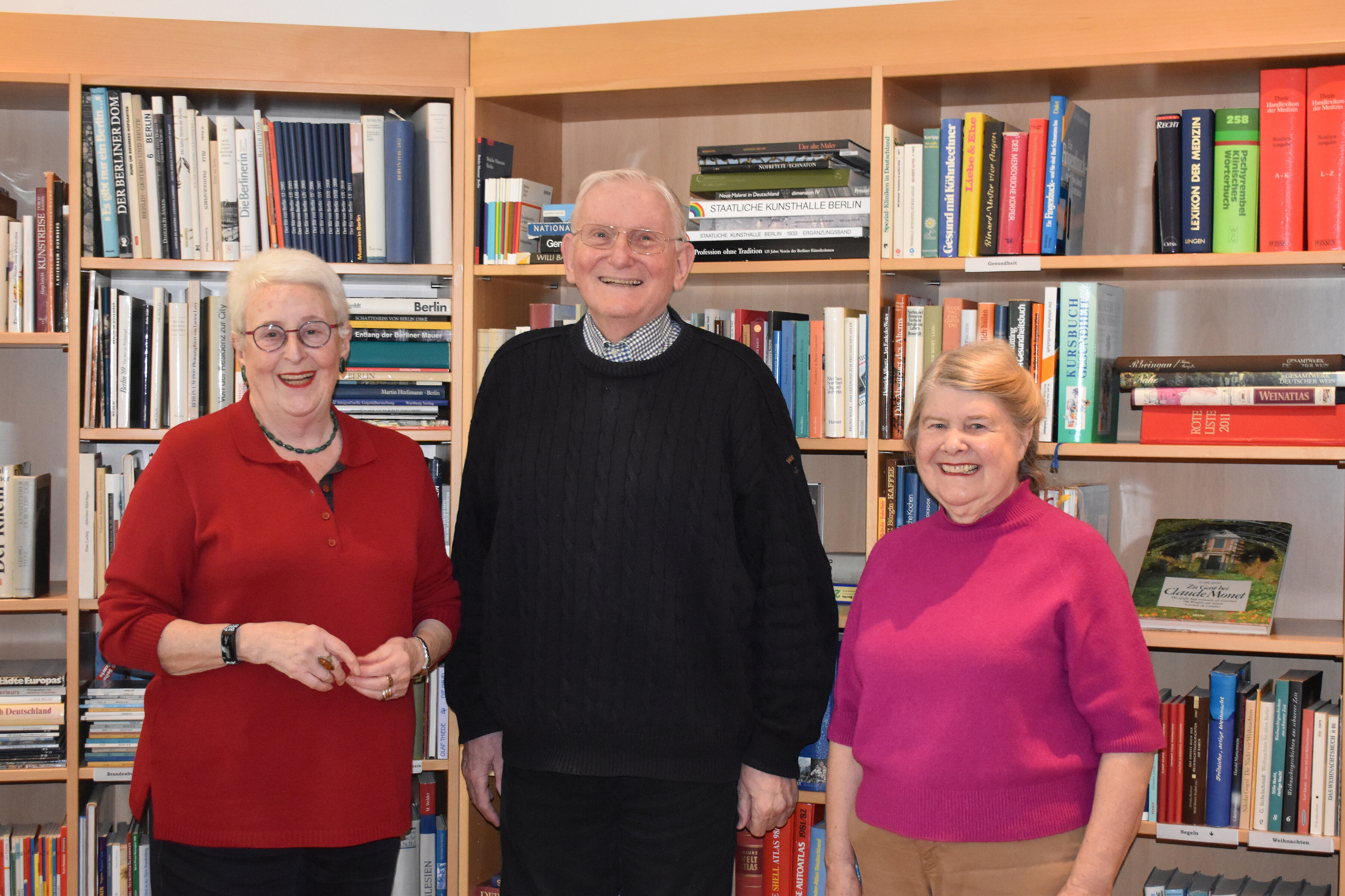 Von links: Kursleiterin Annik Popp, Bewohner Eugen von Lackum, Bewohnerin Jutta Hette - Foto: KWA / Astrid Hegenauer