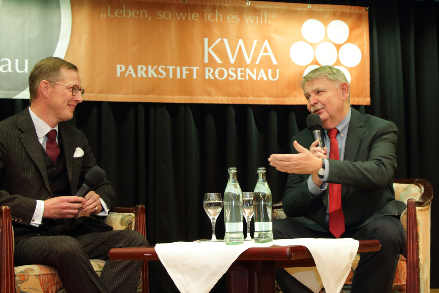 Bernhard von Baden (links) saß im Dezember 2022 gemeinsam mit Talkmaster Dominik Gügel im KWA Parkstift Rosenau in Konstanz auf der Talkbühne.