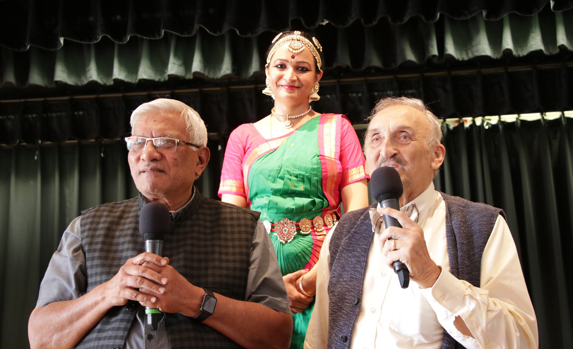 Sri N.V. Raghuram (links) und Dr. Christoph Garner im Mai 2023 im KWA Parkstift Rosenau in Konstanz; in 2. Reihe: indische Tempeltänzerin - Foto: KWA