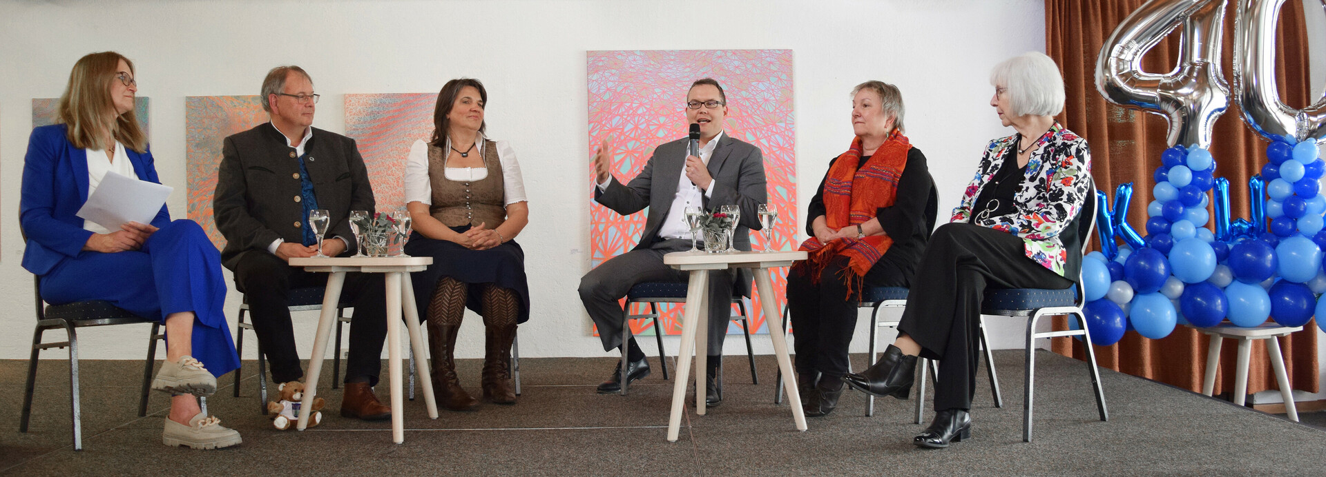 Von links: Alexandra Kurka-Wöbking (Stiftsdirektorin), Wolfgang Panzer (Bgm.), Claudia Köhler (MdL), Dr. Johannes Rückert (KWA-Vorstand), Gundi Edhofer-Simon (Lt. Soz. Betreuung), Elisabeth Hahn (Stiftsbeiratsvors.) - Foto: KWA / Monika Krämer