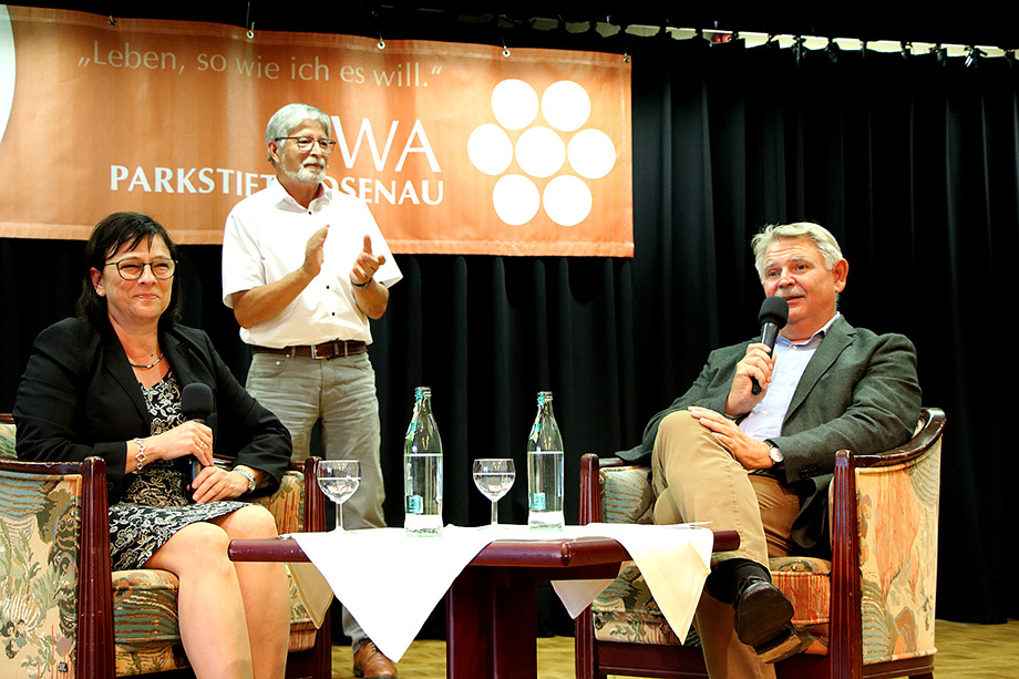 Talkgast im September 2023: HTWG-Präsidentin Prof. Dr. Sabine Rein, Stiftsdirektor Herbert Schlecht (stehend), Talkmaster Dominik Gügel