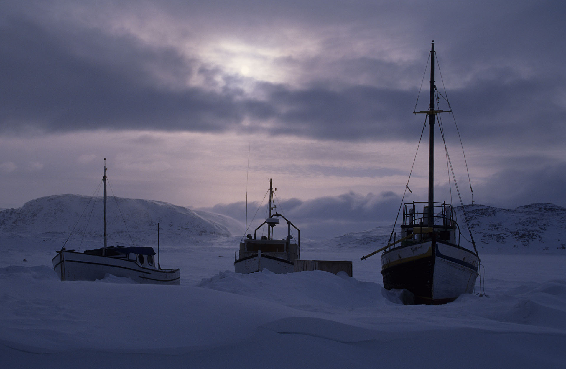 Boote im Winter (Kinngait, ehemals Cape Dorset, Inuit-Siedlung im kanadischen Territorium Nunavut) - Foto: Ansgar Walk