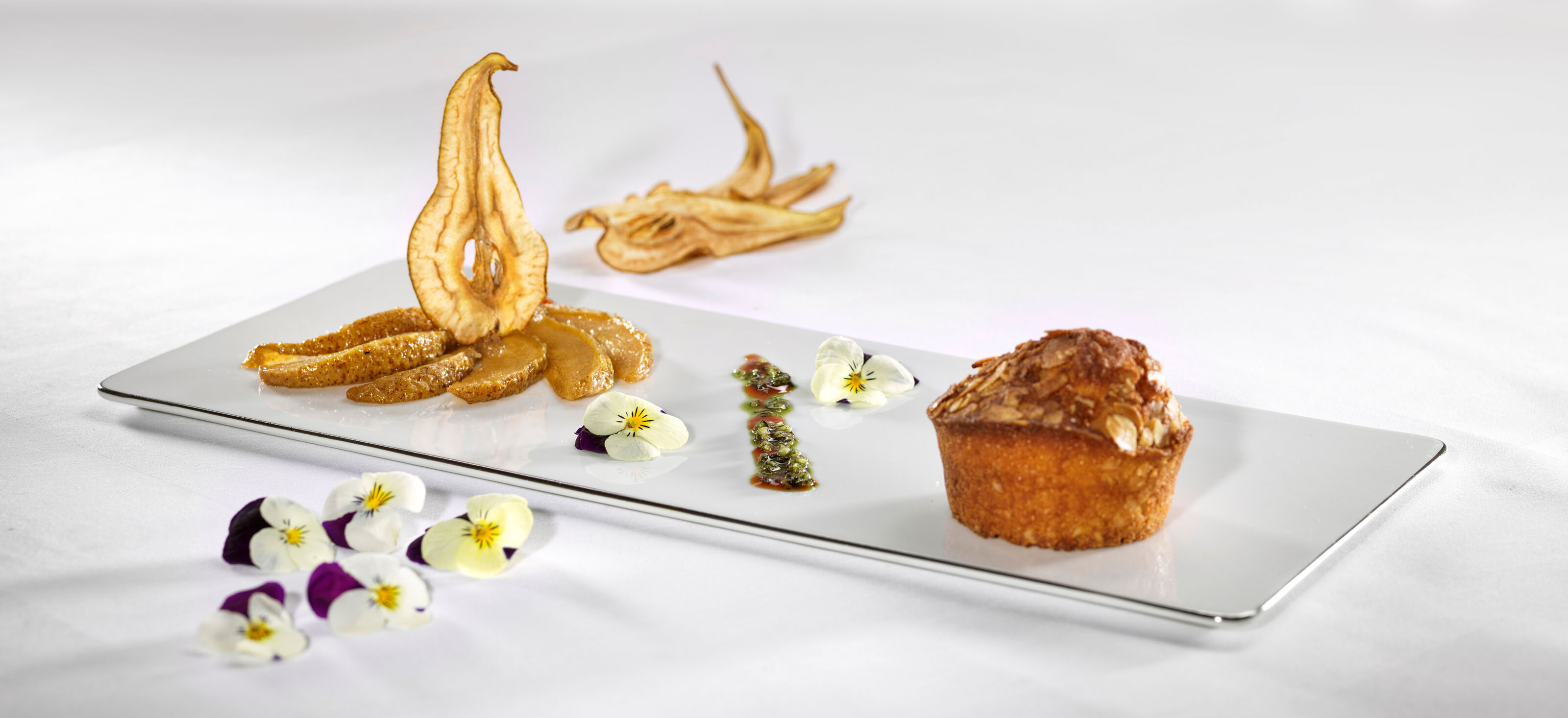 Mandelkuchen mit glasierten Birnen - Foto: Christian Wesser