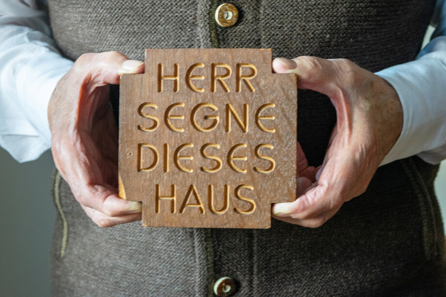 Diesen Segenswunsch hat Hans von Ofen zum Fotografieren aus dem Schlafzimmer geholt. - Foto: KWA / Sieglinde Hankele
