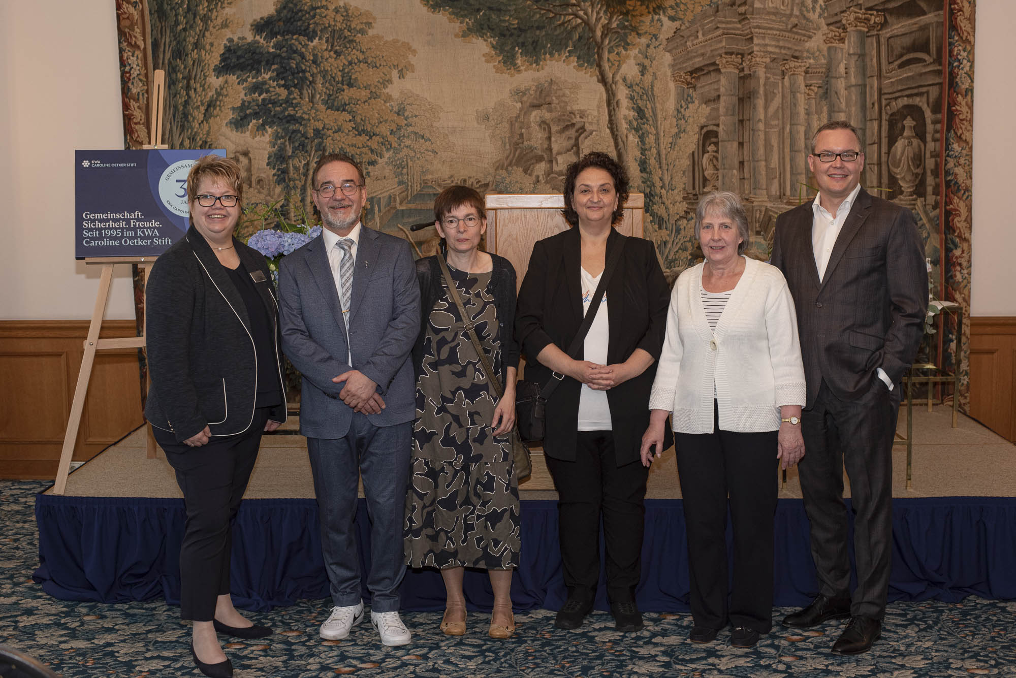 Jubilare, die seit Anfang an dabei sind (v. l. n. r.): Markus Walter, Katja Maasjost, Janina Hansjürgens, Ingrid Schulz – eingerahmt von Stiftsdirektorin Christiane Reese und KWA-Vorstand Dr. Johannes Rückert