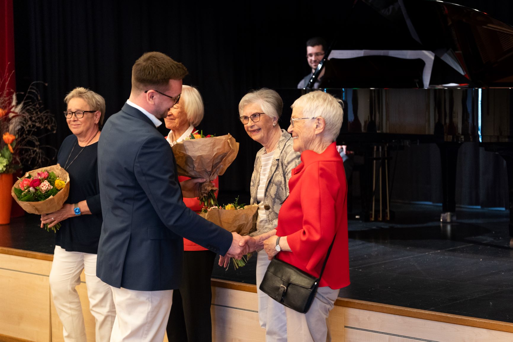 Stiftsdirektor Paul Bächer bedankt sich bei Mitgliedern der Jury: Edith Polken, Renate Schaab, Ulrike Kusitzky und Veronika Winkler (von links nach rechts)