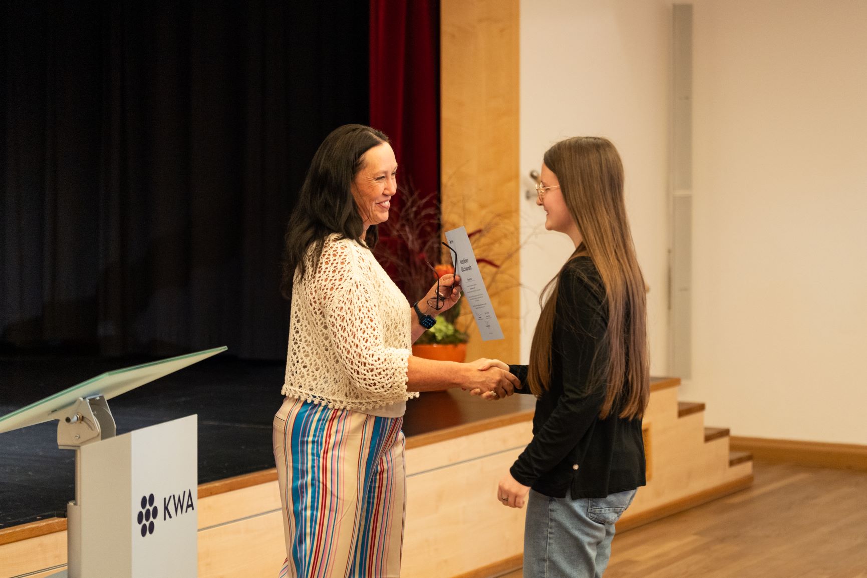 Jurorin Stefanie Gregg gratuliert Tess Brehm, die in der Altersstufe 9. bis 11. Klasse siegte.