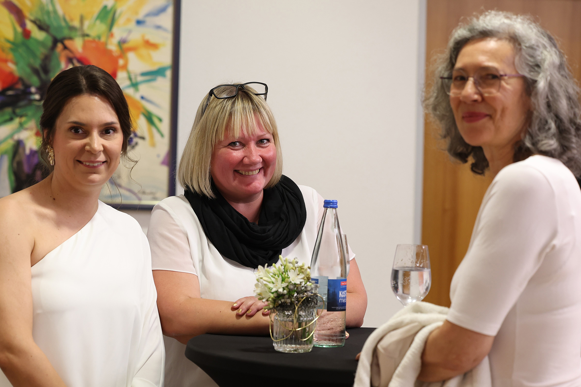 KWA-Marketingleiterin Bettina Reindl (links) und die Geschäftsführerin der KWA Immobilien Verwaltungs GmbH Nadine Chamberlain (mittig) mit Gast