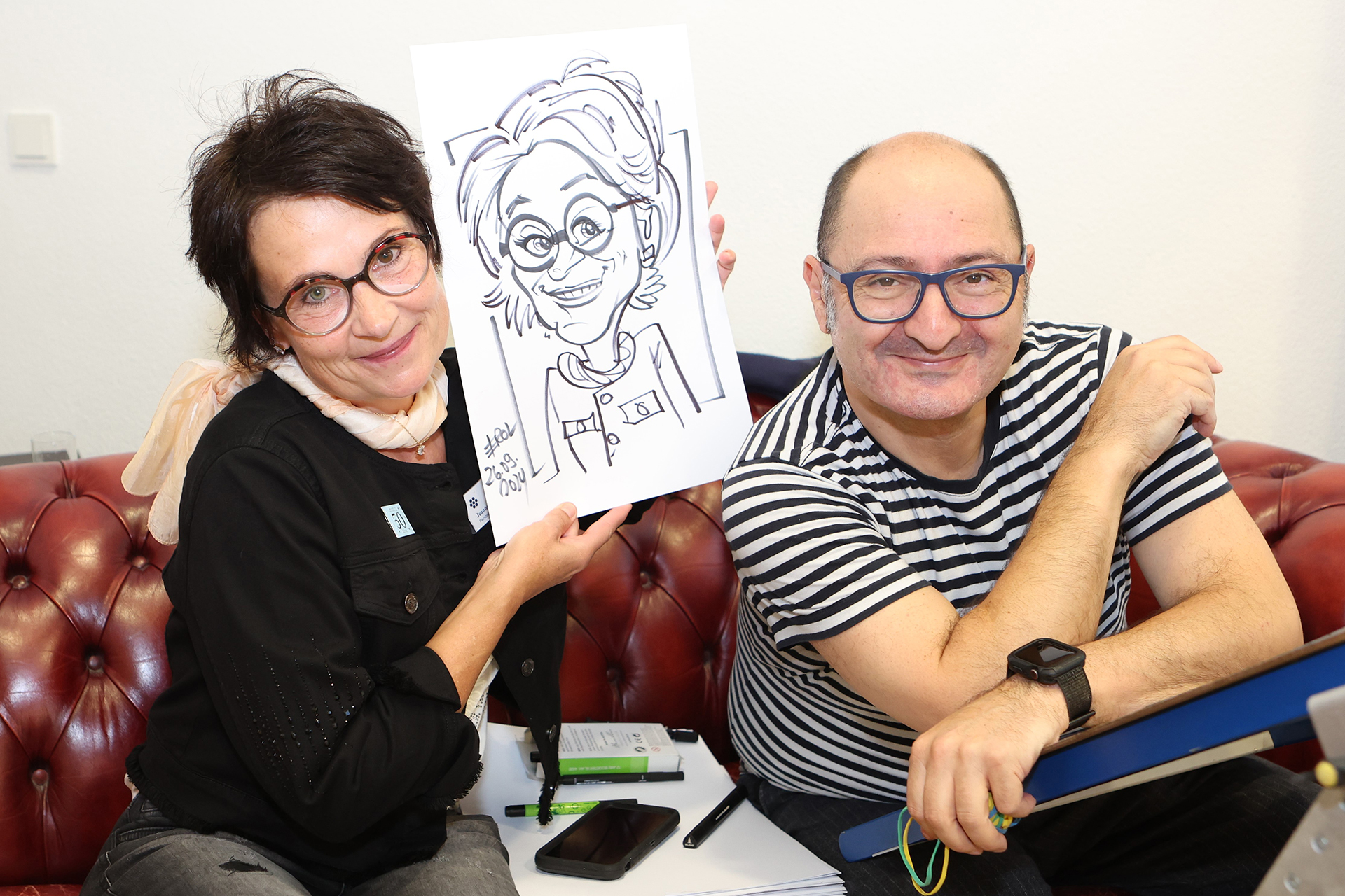 Jubiläumsfeier im September 2024 im KWA Kurstift Bad Dürrheim: Der Karikaturist und Schnellzeichner Tuncaj Erol bescherte den Gästen mit seinen Skizzen heitere Momente