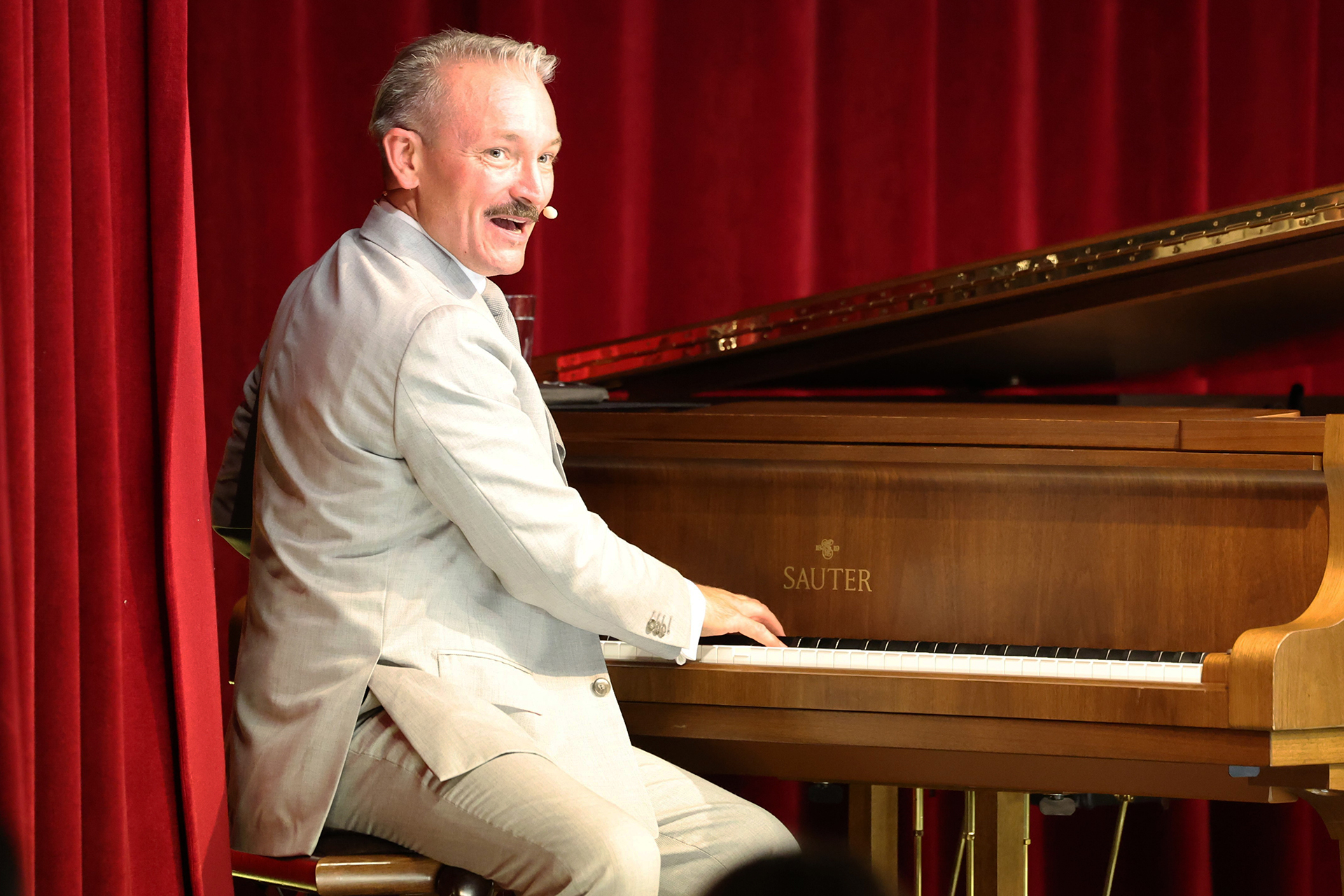 Sebastian Schnitzer, Musiker, Entertainer und Bühnenkünstler bei der Jubiläumsfeier im KWA Kurstift Bad Dürrheim