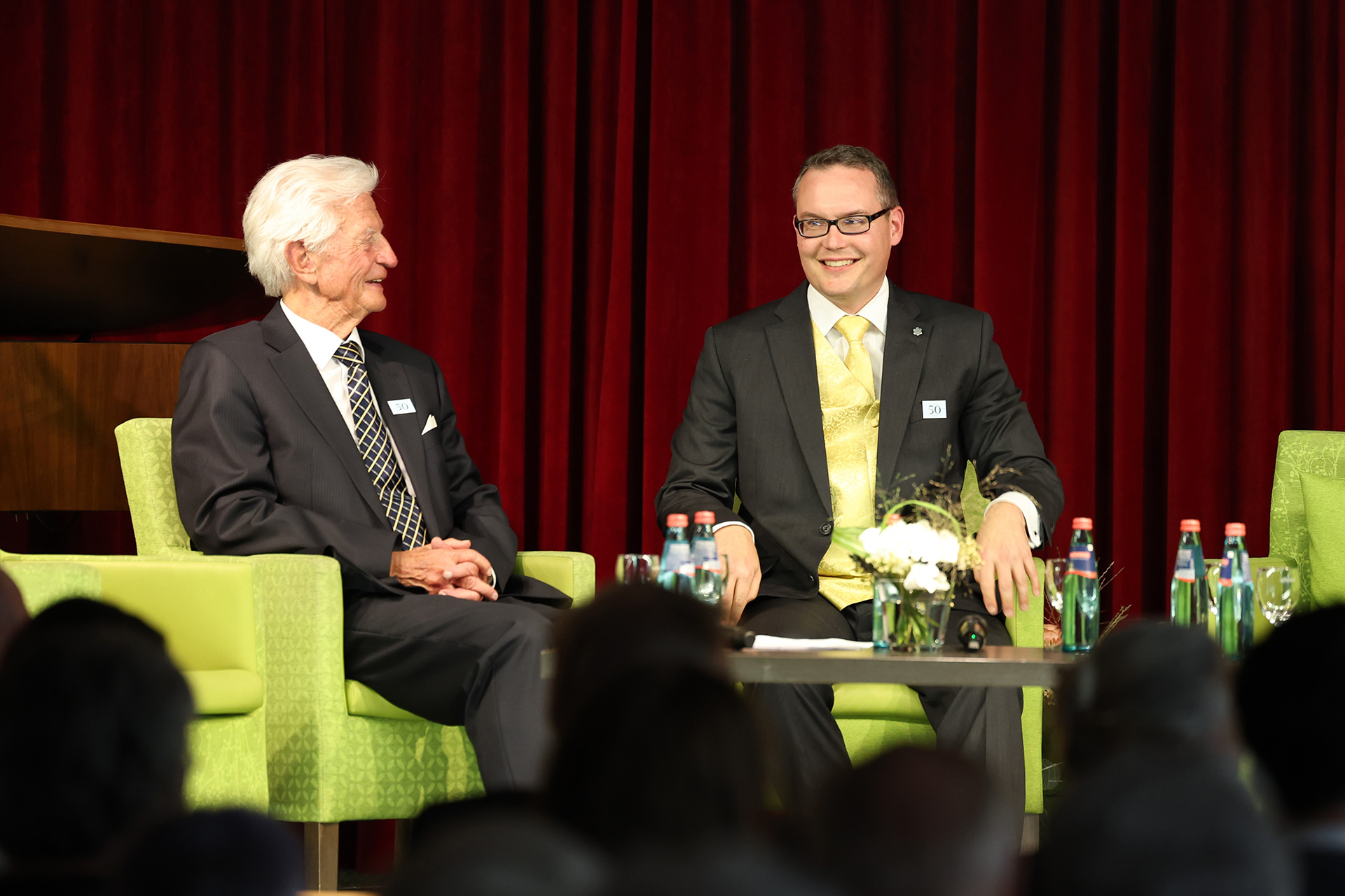Podiumsgespräch zur Jubiläumsfeier, hier Stiftsbewohner Dr. Manfred Pfeiffer (links) und KWA-Vorstand Dr. Johannes Rückert