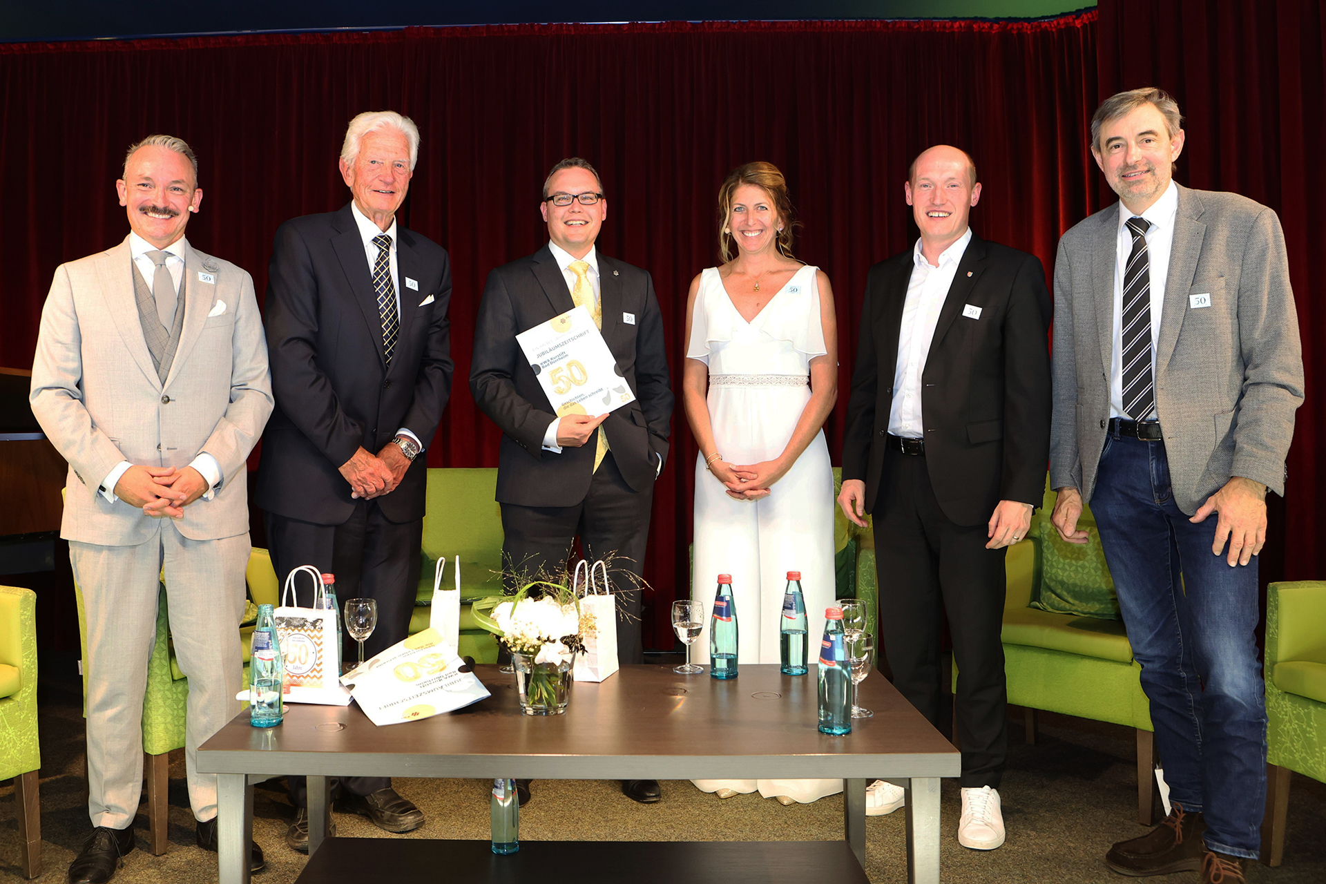 Von links: Moderator Sebastian Schnitzer, Stiftsbewohner Dr. Manfred Pfeiffer, KWA-Vorstand Dr. Johannes Rückert, Stiftsdirektorin Ileana Rupp, Bürgermeister Jonathan Berggötz, Pfarrer Bernhard Jaeckel - Foto: Roger Müller
