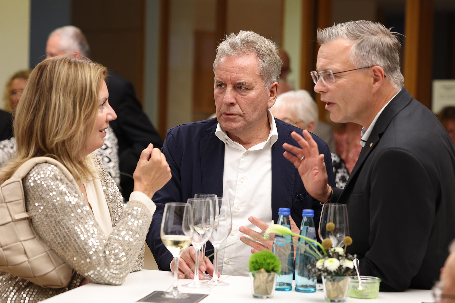 Gäste der Jubiläumsfeier im KWA Kurstift Bad Dürrheim, die drei KWA-Aufsichtsratsmitglieder Prof. Dr. Barbara Fink (links), Dr. Axel Klopprogge und Joachim Limberger (rechts)