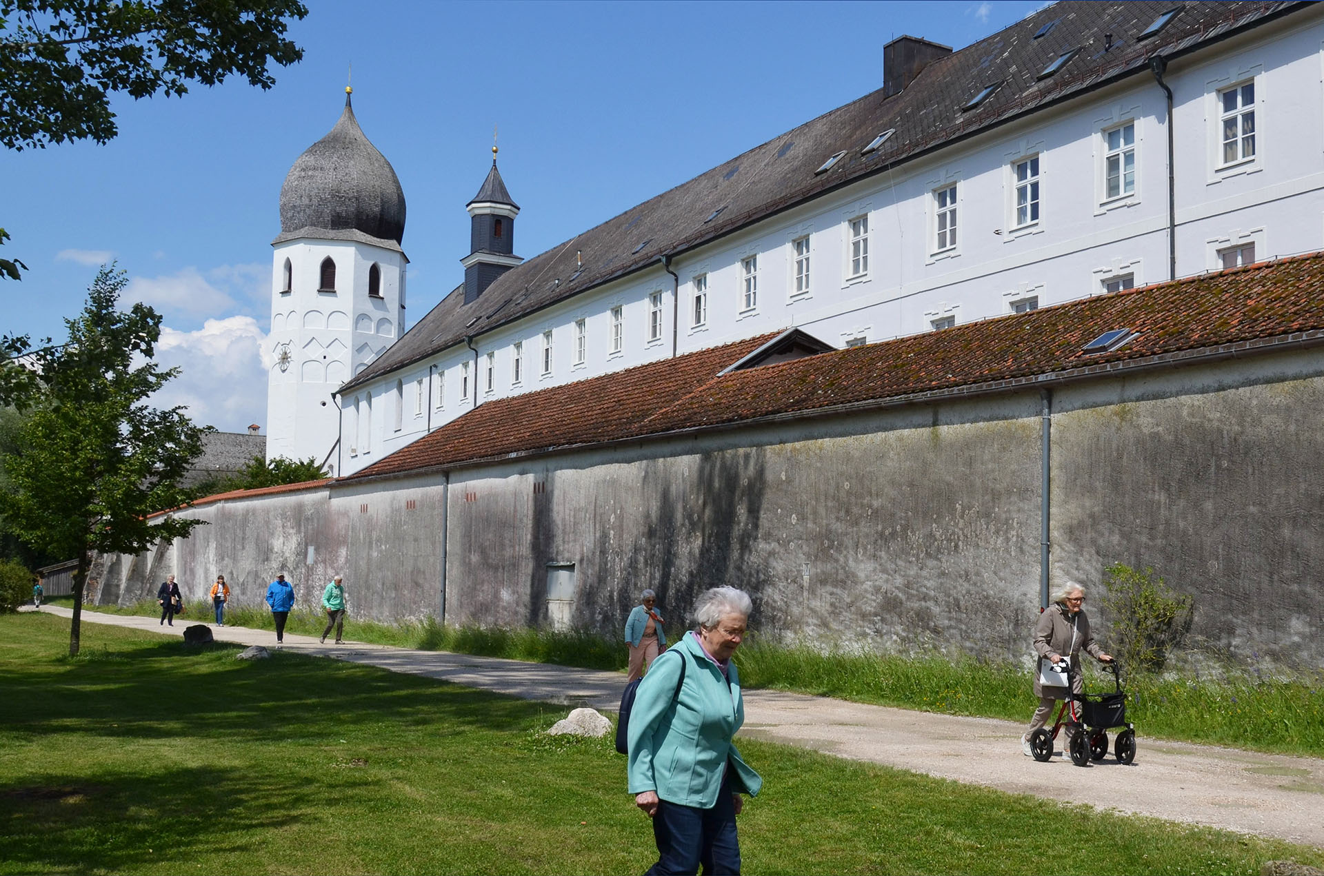 Dem Mittagessen beim Klosterwirt auf der Fraueninsel folgte ein Spaziergang am Uferweg des "bayerischen Meers"
