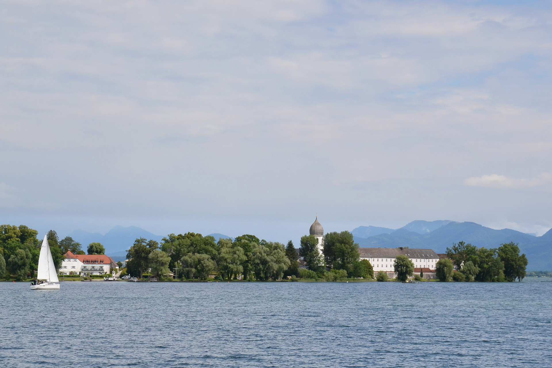 Blick vom historischen Raddampfer zurück auf die Fraueninsel