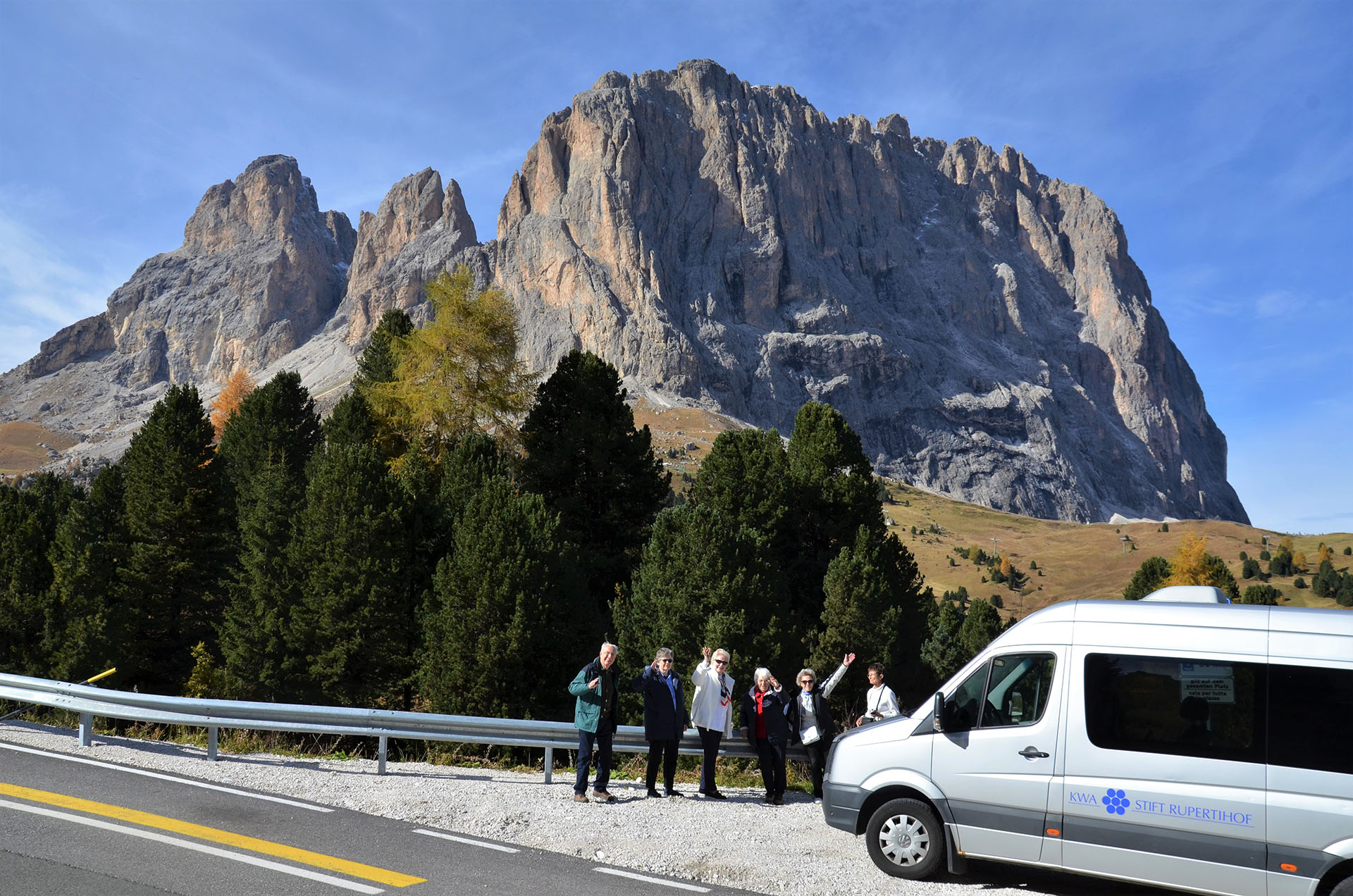 Saisonabschlussfahrt nach Südtirol Mitte Oktober: hier ein Fotostopp vor der Kulisse des Langkofel
