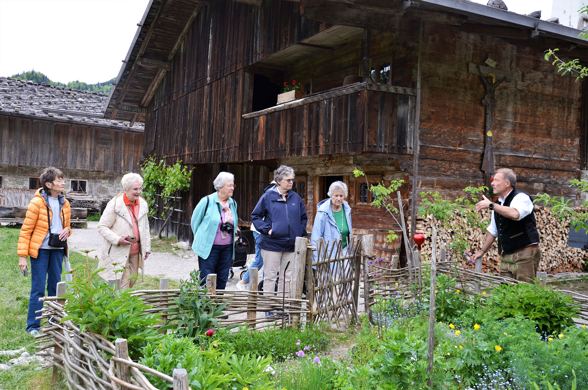 Die Rupertihofgruppe am Kräutergarten des Markus Wasmeier Freilichtmuseums