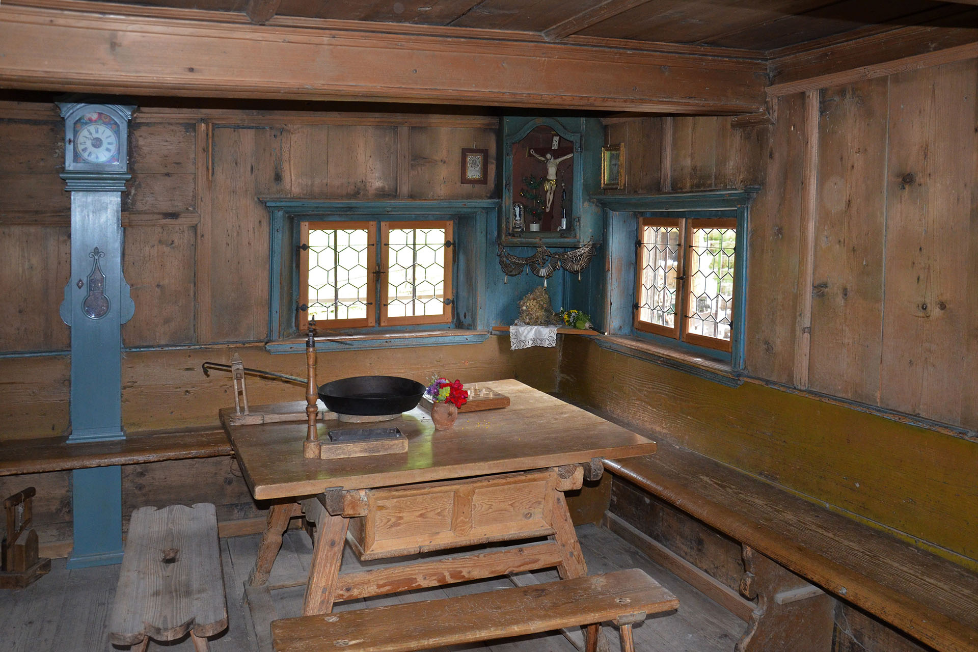 Herrgottswinkel mit Kruzifix in einer Bauernstube im Wasmeier-Museum
